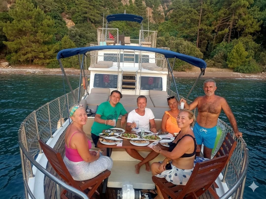Marmaris'in 17 Metrelik Lüks Yatıyla 12 Kişilik Eşsiz Bir Deniz Tatili Deneyimi