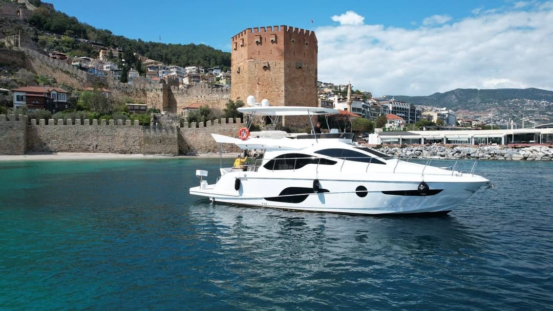 Alanya'da 4 Kabinli, 17 Metrelik Lüks 12 Kişilik Motoryat Kiralama