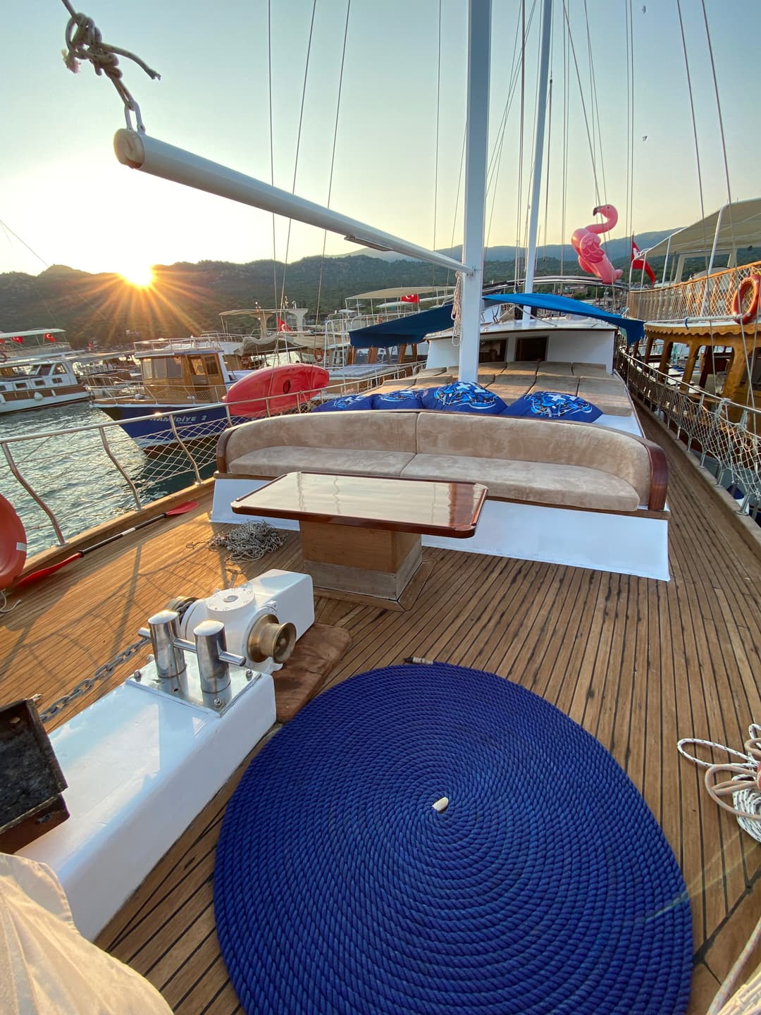 Antalya Merkezde 22 Metre Lüks Yat ile 6 Kabinli 12 Kişilik Özel Gezi ve Mavi Yolculuk Keyfi