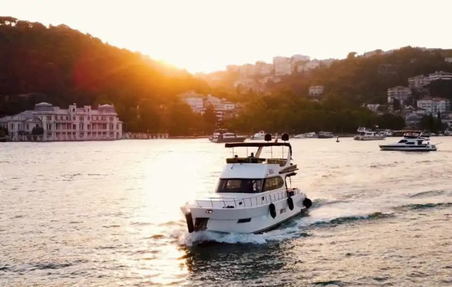 Bebek'te 12 Kişilik Lüks Yat ile Boğaz’da Keyifli Bir Gezinti 7
