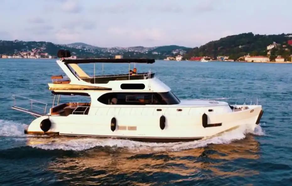 Bebek'te 12 Kişilik Lüks Yat ile Boğaz’da Keyifli Bir Gezinti 2
