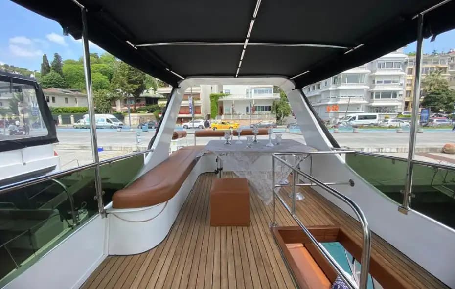 Bebek'te 12 Kişilik Lüks Yat ile Boğaz’da Keyifli Bir Gezinti 8