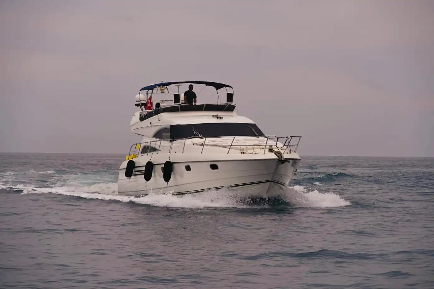 Alanya'da Eşsiz Organizasyonlar İçin 3 Kabinli, 12 Kişi Kapasiteli Princess Marka Motoryat 12