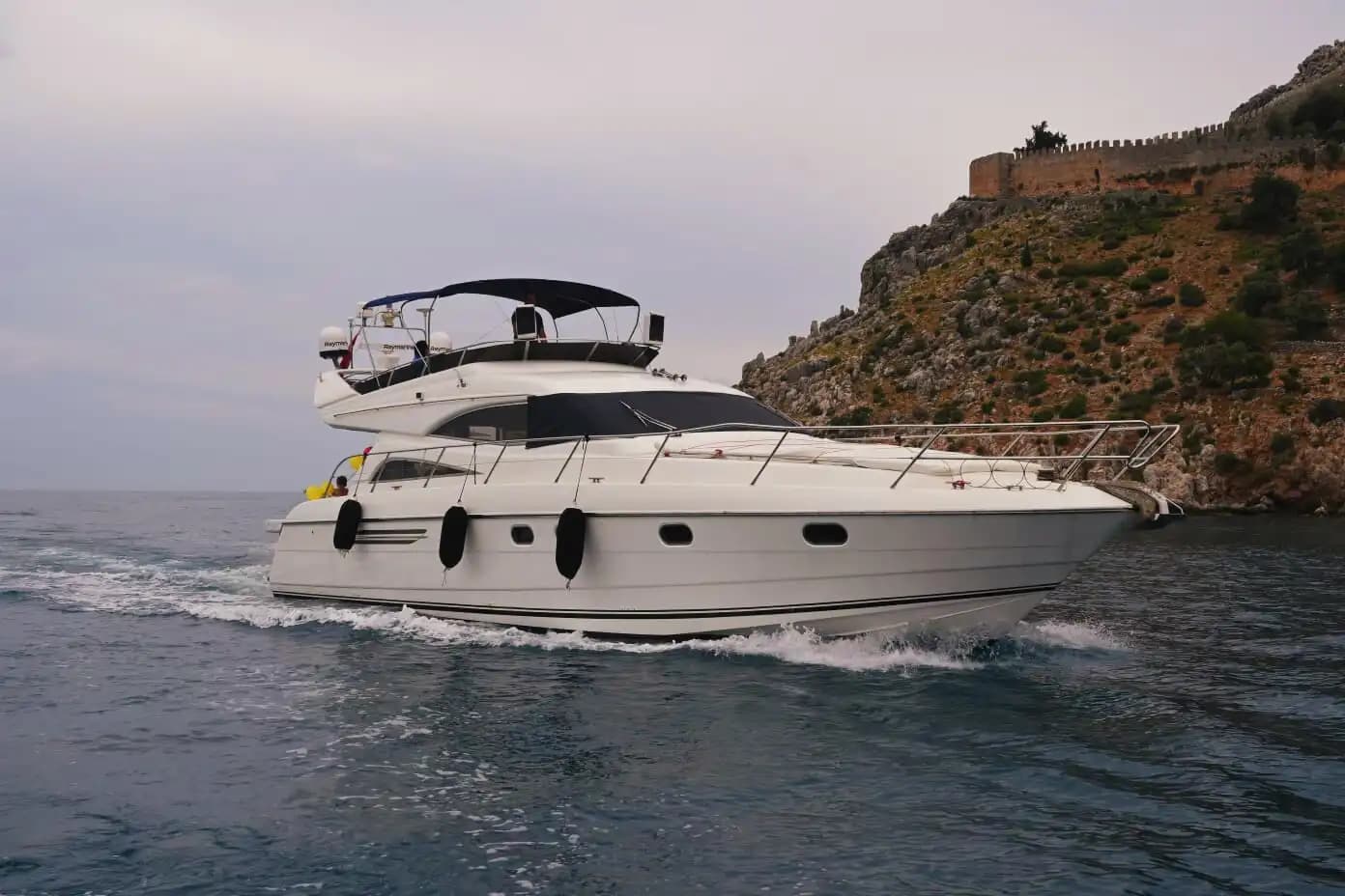 Alanya'da Eşsiz Organizasyonlar İçin 3 Kabinli, 12 Kişi Kapasiteli Princess Marka Motoryat 6