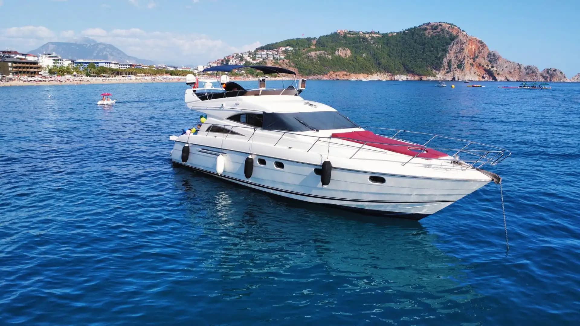 Alanya'da Eşsiz Organizasyonlar İçin 3 Kabinli, 12 Kişi Kapasiteli Princess Marka Motoryat - Yatta Kurumsal Toplantı