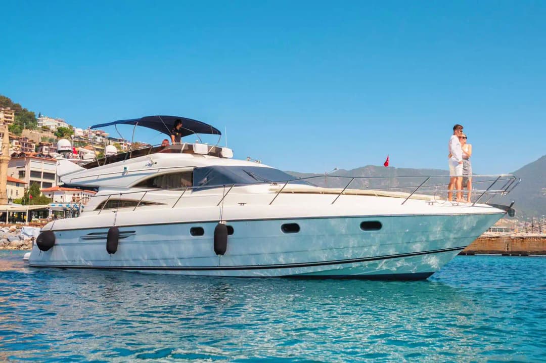Alanya'da Eşsiz Organizasyonlar İçin 3 Kabinli, 12 Kişi Kapasiteli Princess Marka Motoryat