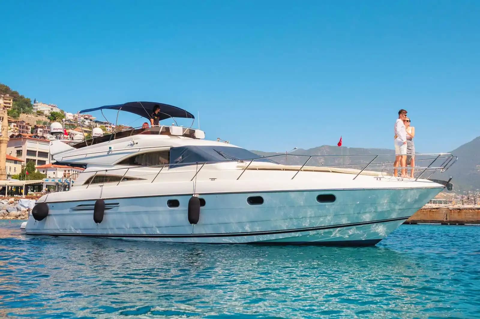 Alanya'da Eşsiz Organizasyonlar İçin 3 Kabinli, 12 Kişi Kapasiteli Princess Marka Motoryat 4