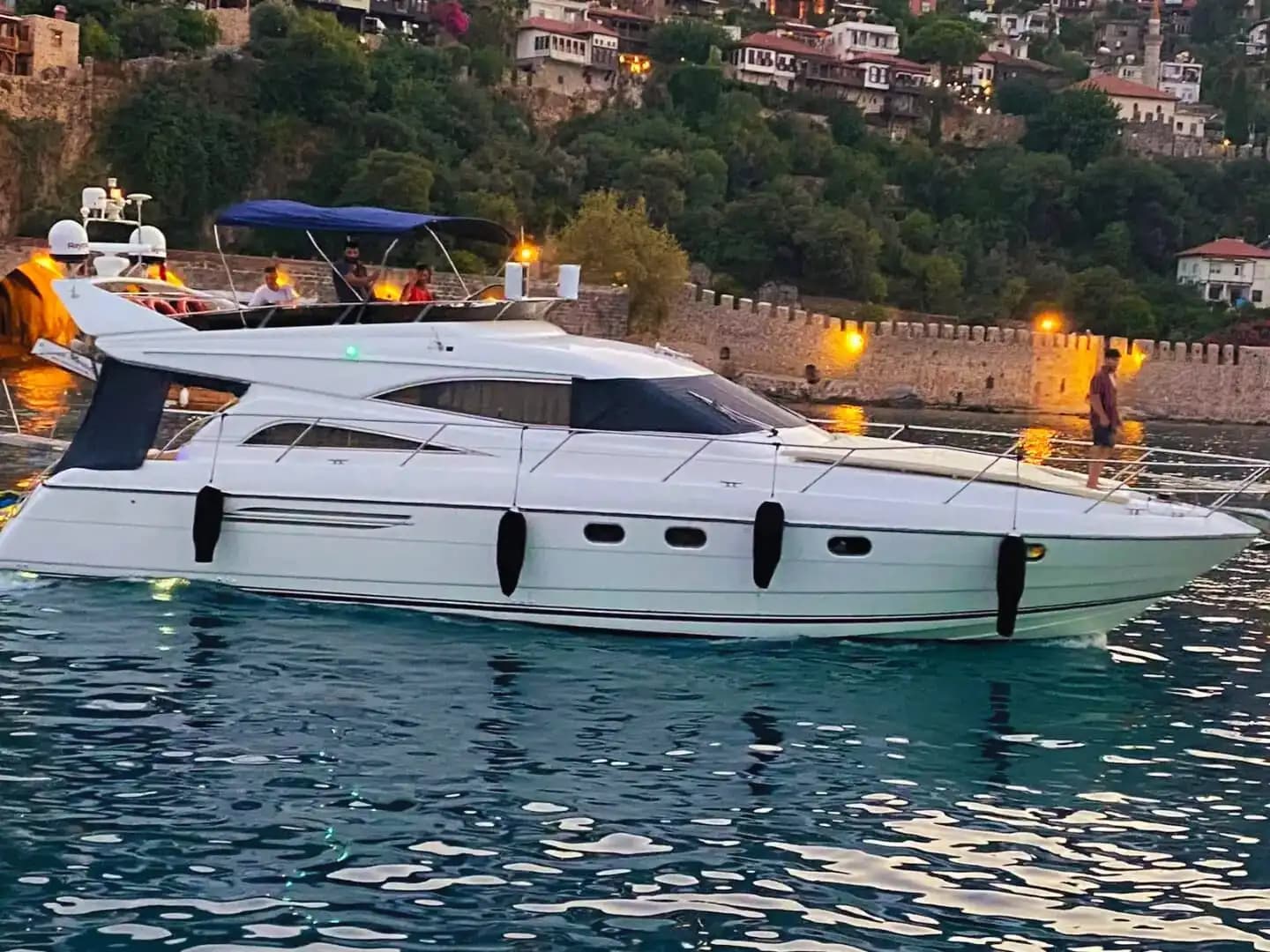 Alanya'da Eşsiz Organizasyonlar İçin 3 Kabinli, 12 Kişi Kapasiteli Princess Marka Motoryat 9
