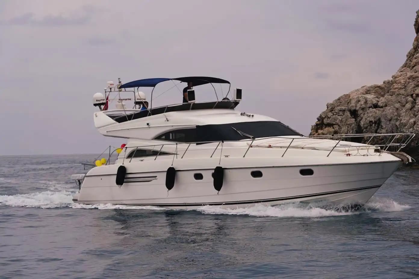 Alanya'da Eşsiz Organizasyonlar İçin 3 Kabinli, 12 Kişi Kapasiteli Princess Marka Motoryat 11