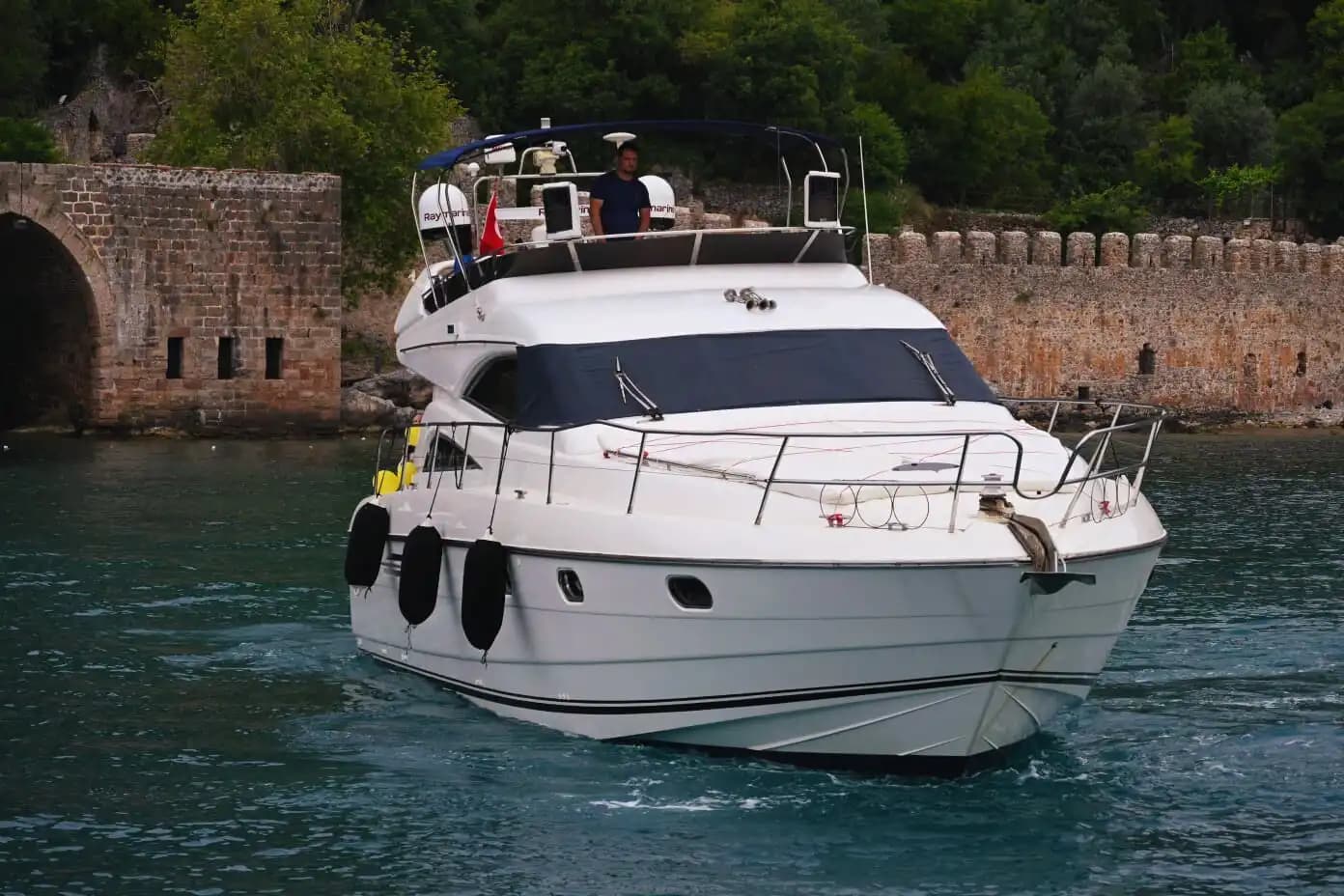 Alanya'da Eşsiz Organizasyonlar İçin 3 Kabinli, 12 Kişi Kapasiteli Princess Marka Motoryat 7