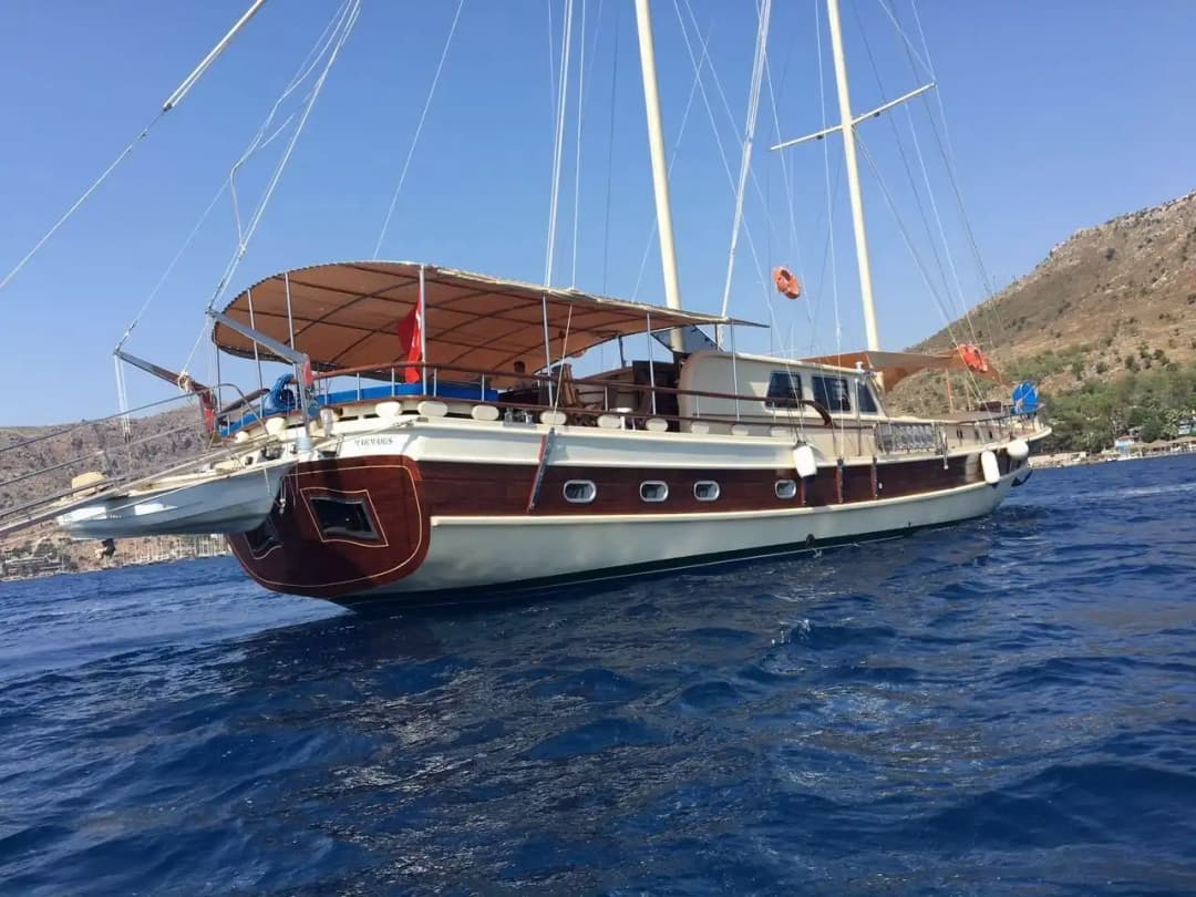Bozburun Çıkışlı 7 Kabinli Lüks Gulet ile 14 Kişilik Marmaris'in Benzersiz Maviliğinde Yolculuk