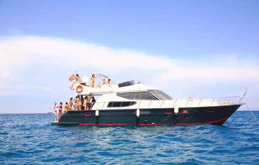 Antalya'nın Büyüleyici Maviliklerinde 16 Metre Özel Yapım Yat ile Lüks Gezi 2