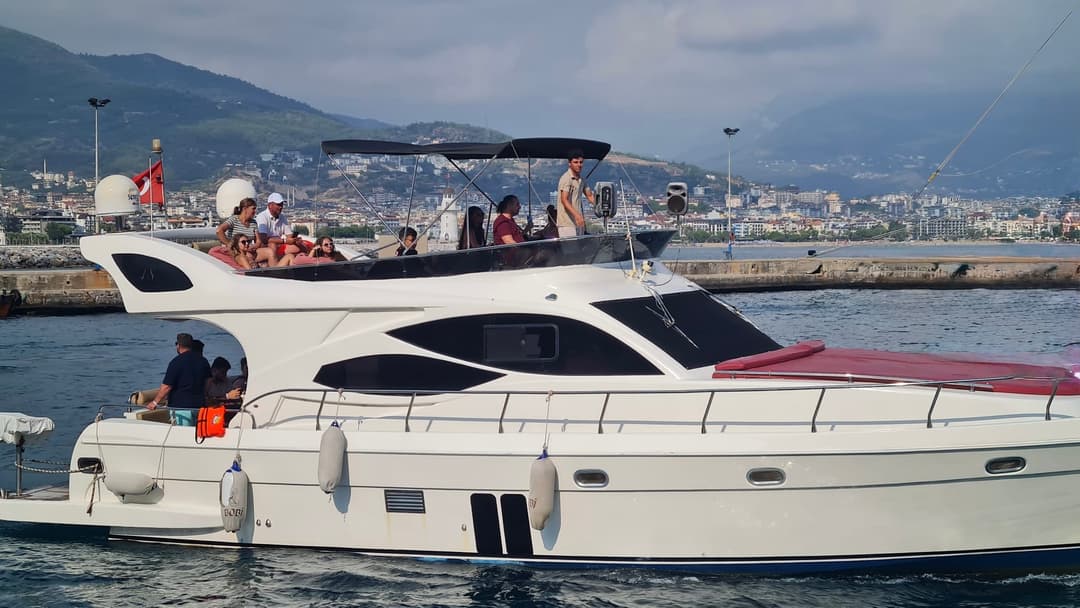 Alanya’da Mavi Yolculuk İçin Özel Tasarımlı Lüks Yat