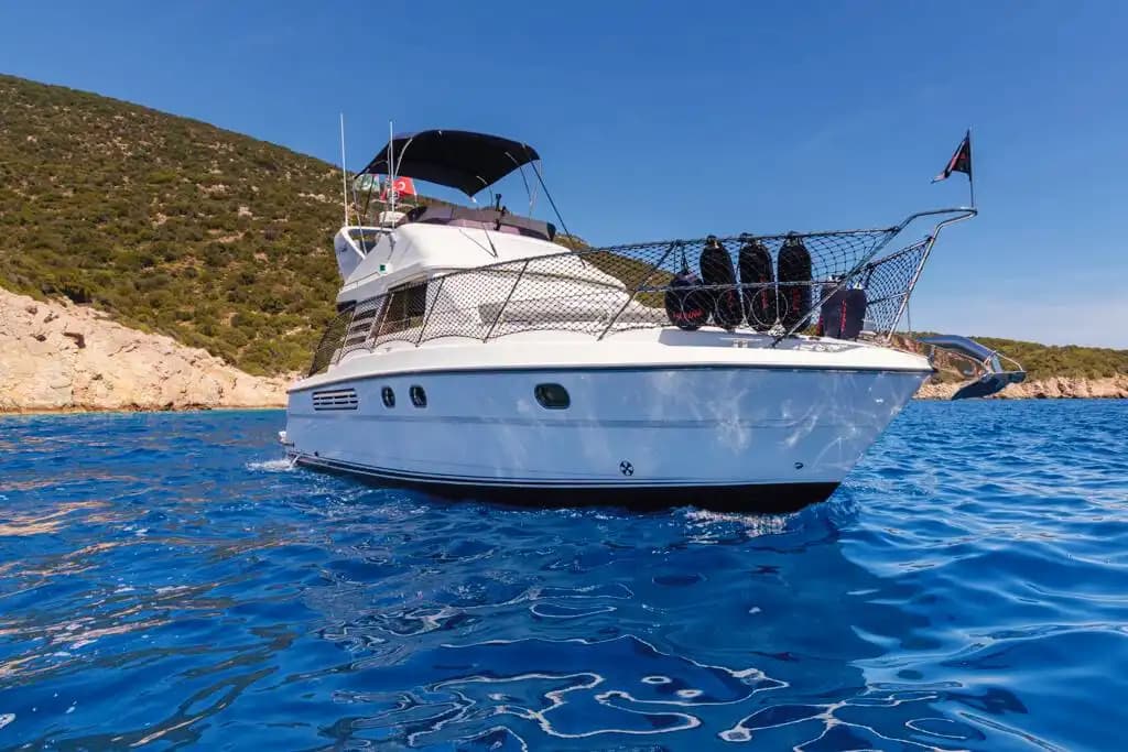 Bodrum’da 14 Metrelik Motoryat ile Günübirlik veya Saatlik Lüks Turlar