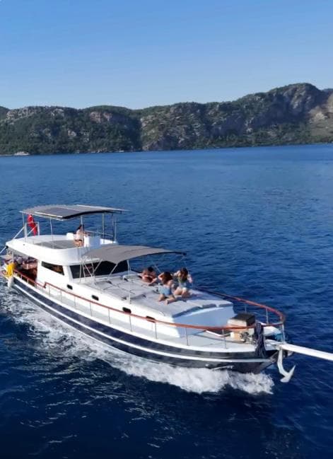 Marmaris'in 15 Metrelik Lüks Teknesi ile 7 Kişilik Unutulmaz Deniz Tatili Deneyimi