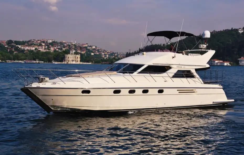 15 metrelik Princess motoryat ile Bebek'te unutulmaz günübirlik ve saatlik deniz keyfi sizi bekliyor. 6