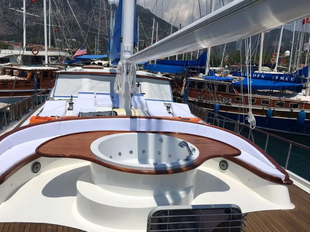 Marmaris'te Lüks 32 Metrelik Gulet Kiralama | 14 Kişilik Mavi Yolculuk